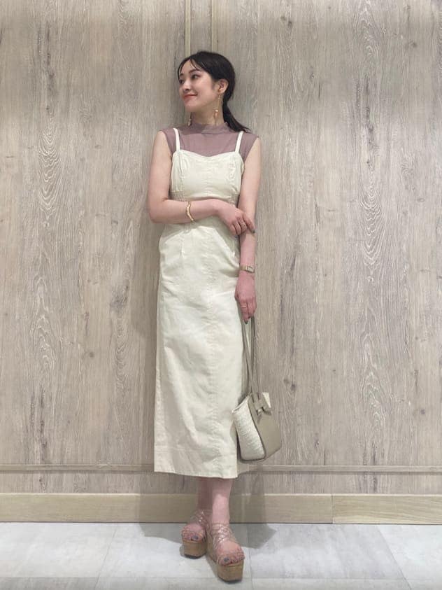 その他のサンダル、ベージュ系のニット/セーター、ホワイト系のジャンパースカートを着用したレディースの夏コーディネートの2枚目の写真