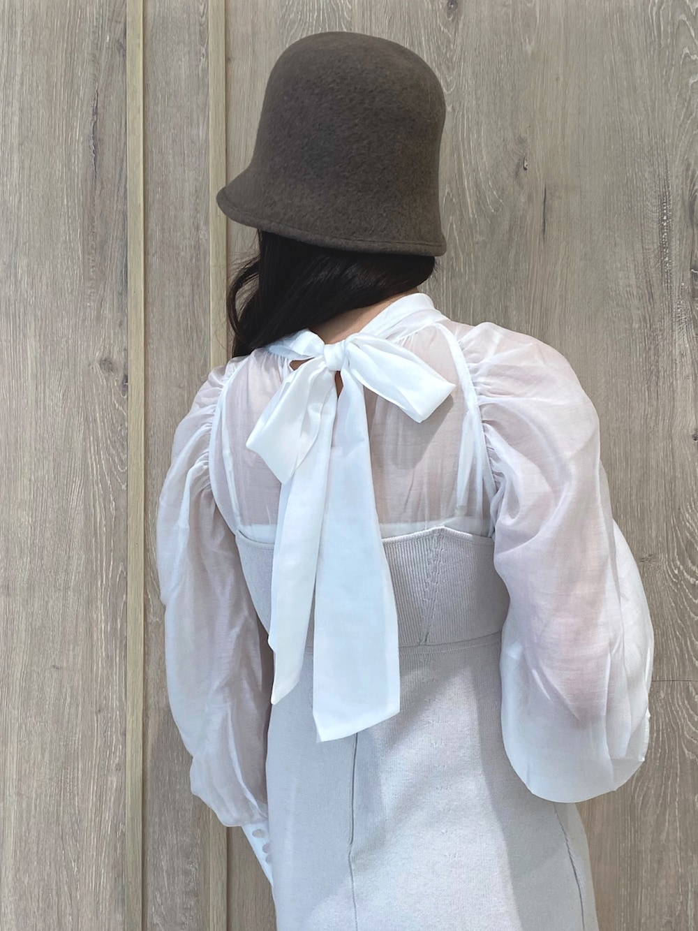 ベージュ系のブーツ、ホワイト系のワンピース、ホワイト系のチューブトップを着用したレディースの冬コーディネートの8枚目の写真