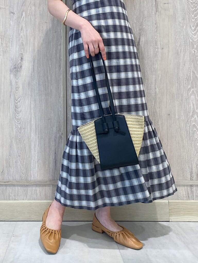 ブラウン系のパンプス、その他のワンピース、ブラック系のトートバッグを着用したレディースの春コーディネートの7枚目の写真