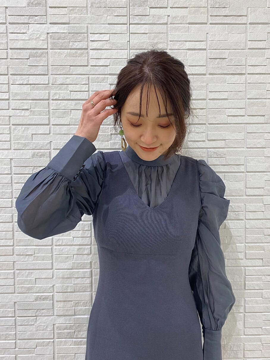 グレー系のテーラードジャケット、ブルー系のワンピース、ホワイト系のその他シューズを着用したレディースの冬コーディネートの6枚目の写真