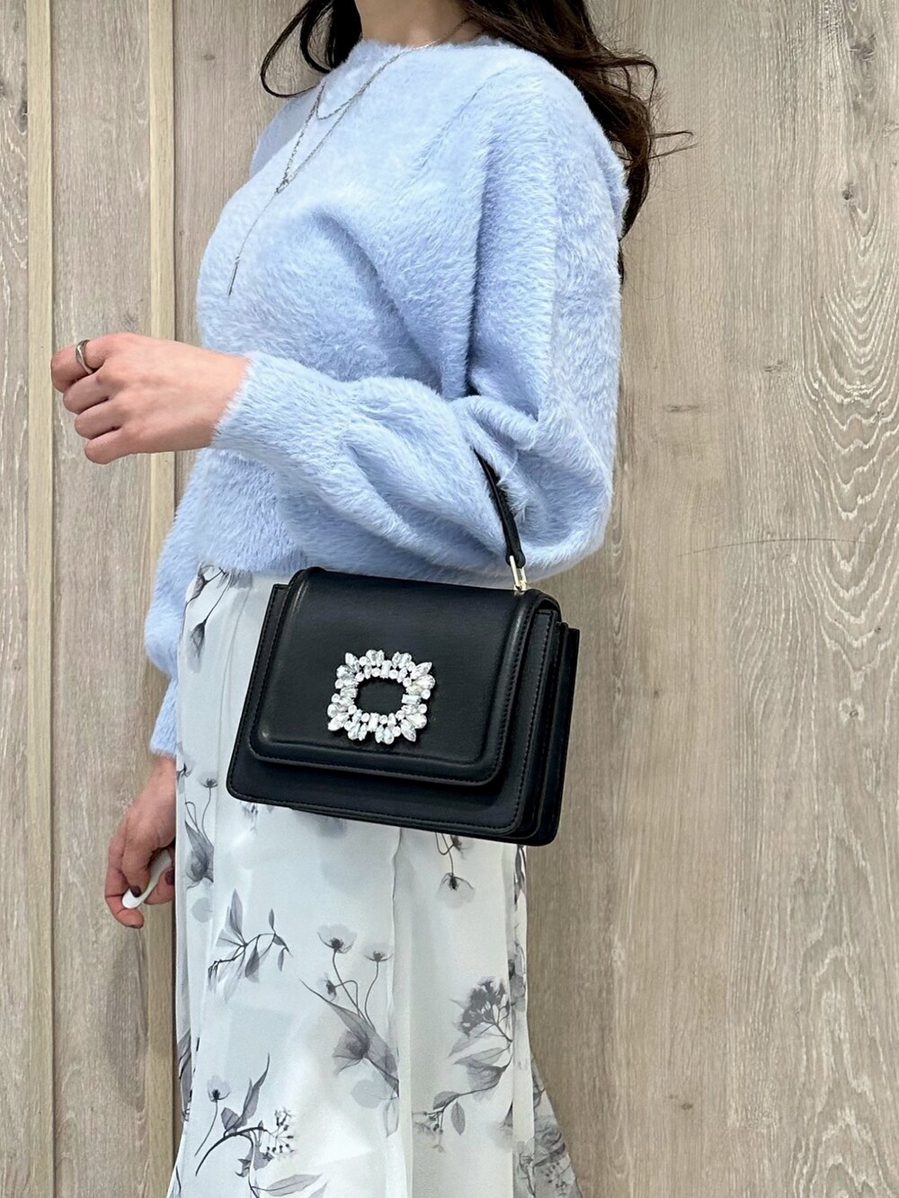 ブラック系のブーツ、ブラック系のショルダーバッグ、ブルー系のカーディガン/ボレロを着用したレディースの冬コーディネートの6枚目の写真