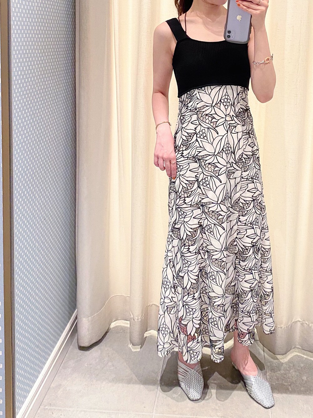 パープル系のシャツ/ブラウス、シルバー系のサンダル、ブラック系のワンピースを着用したレディースの春コーディネートの6枚目の写真