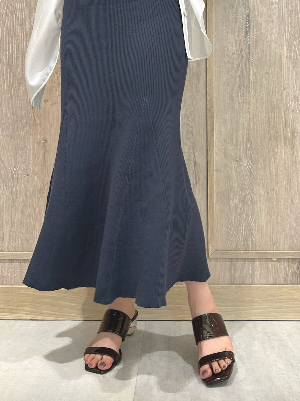 ブラウン系のサンダル、グレー系のワンピース、ホワイト系のシャツ/ブラウスを着用したレディースの夏コーディネートの10枚目の写真