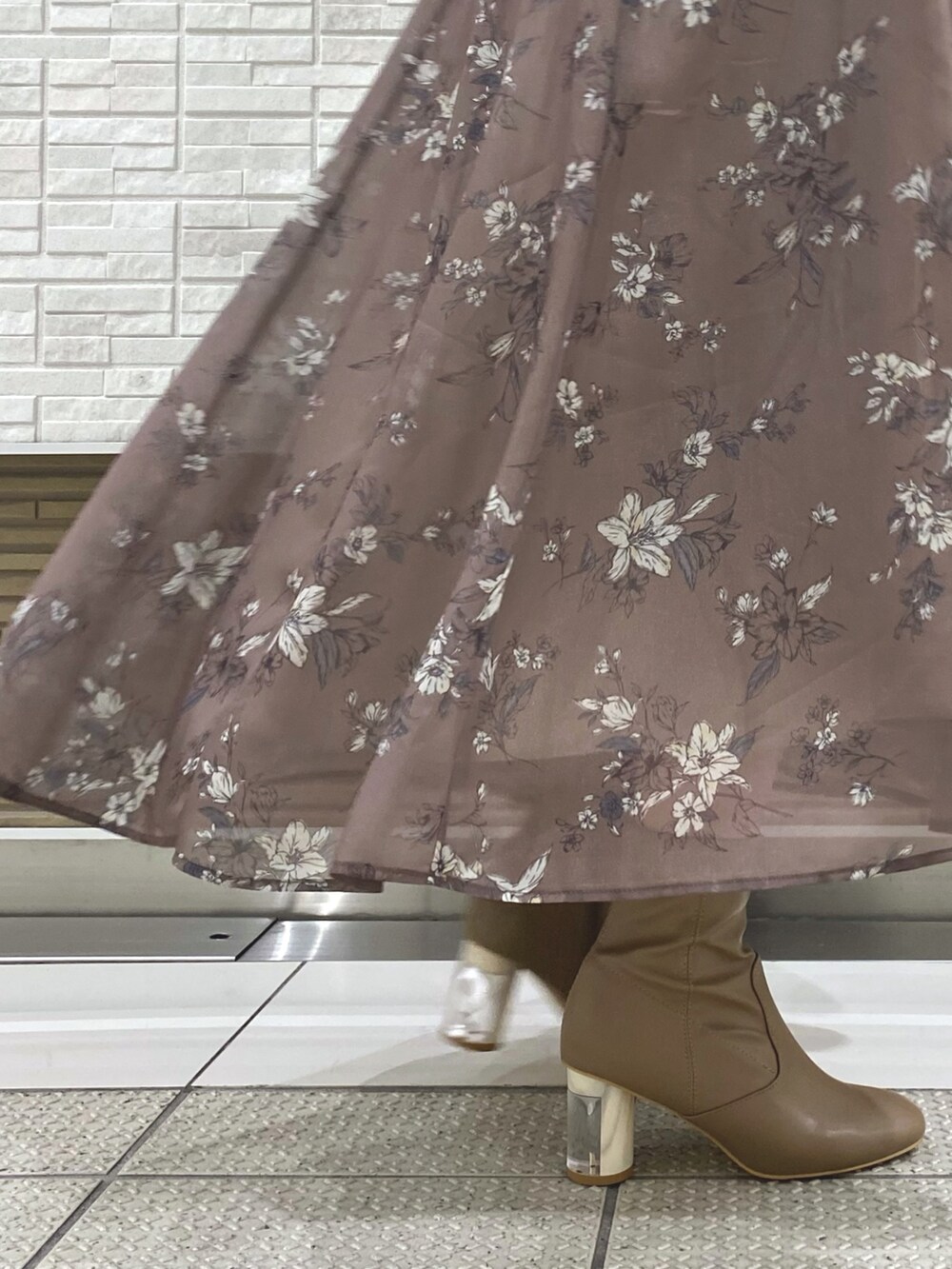 ベージュ系のブーツ、ホワイト系のテーラードジャケット、ベージュ系のハンドバッグを着用したレディースの冬コーディネートの8枚目の写真