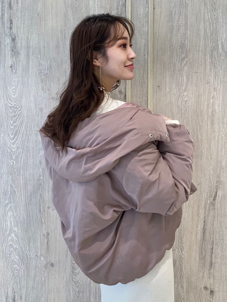 ブラウン系のその他シューズ、ゴールド系のイヤリング、ピンク系の福袋/福箱を着用したレディースの秋コーディネートの6枚目の写真