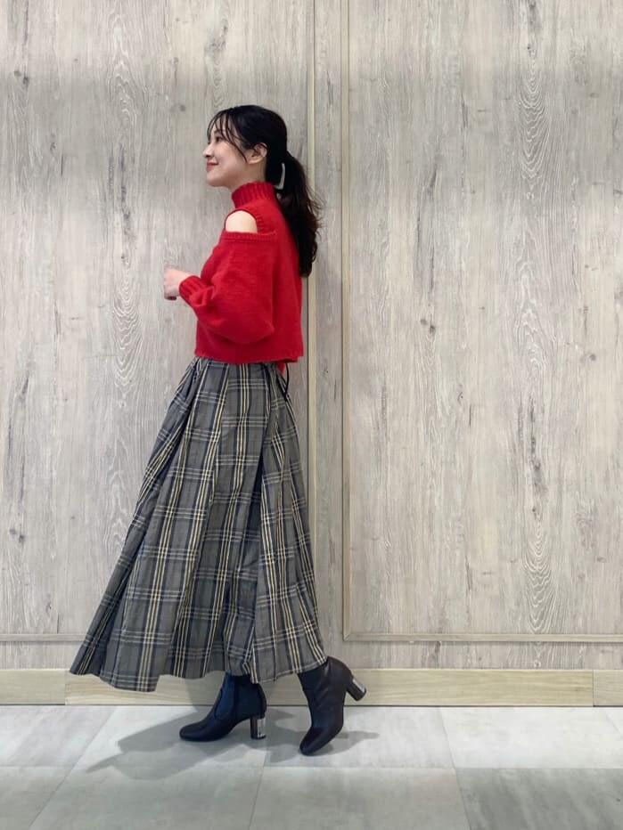 ベージュ系のスカート、ブラウン系のブーツ、ピンク系のニット/セーターを着用したレディースの秋コーディネートの3枚目の写真