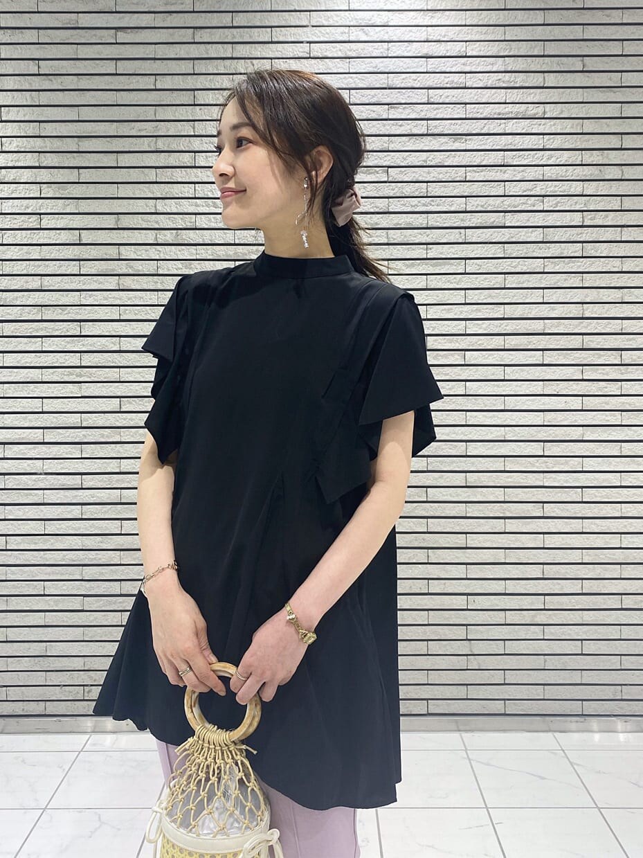 ホワイト系のハンドバッグ、パープル系のその他パンツ、ブラック系のシャツ/ブラウスを着用したレディースの夏コーディネートの4枚目の写真