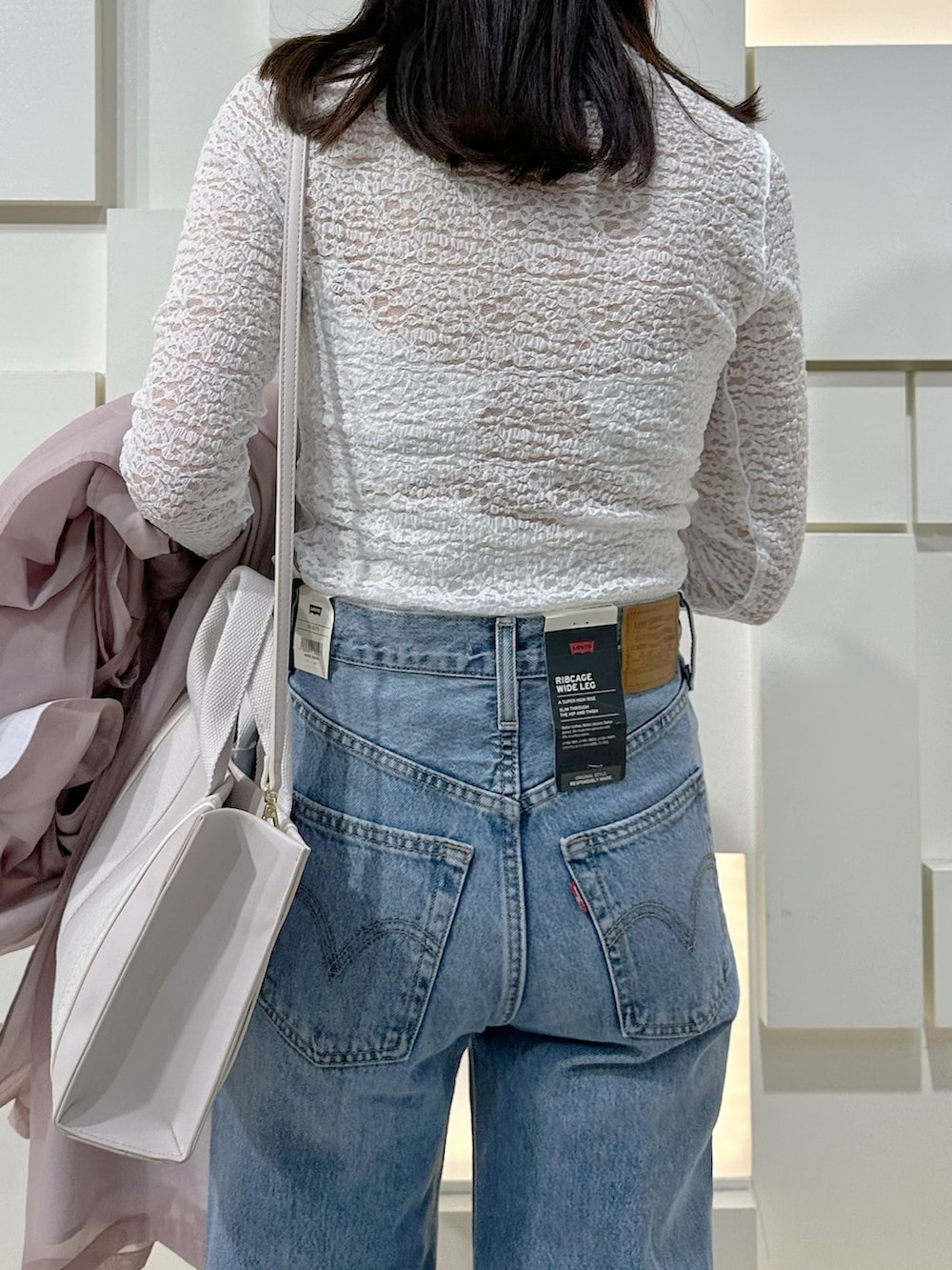 ホワイト系のキャミソール、ホワイト系のTシャツ/カットソー、その他のサンダルを着用したレディースの春コーディネートの7枚目の写真