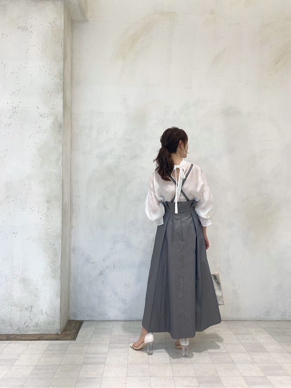 ホワイト系のシャツ/ブラウス、ベージュ系のスカート、ベージュ系のハンドバッグを着用したレディースの夏コーディネートの4枚目の写真