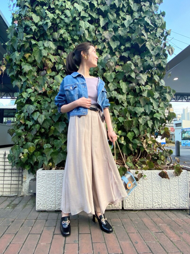 パープル系のワンピース、ベージュ系のその他パンツ、ブラック系のローファーを着用したレディースの冬コーディネートの3枚目の写真