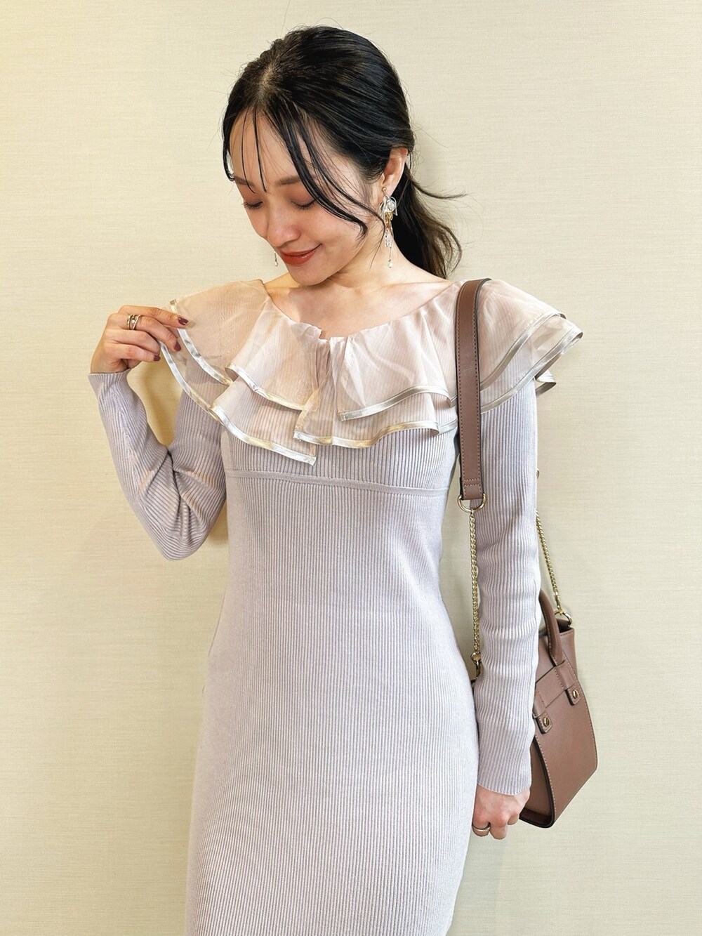 ブラウン系のブーツ、ブラウン系のハンドバッグ、ピンク系のワンピースを着用したレディースの冬コーディネートの5枚目の写真