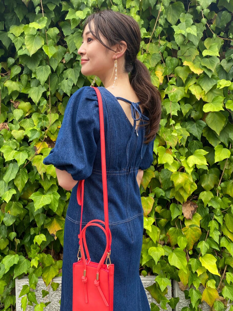 その他のサンダル、ブルー系のワンピース、レッド系のハンドバッグを着用したレディースの夏コーディネートの7枚目の写真