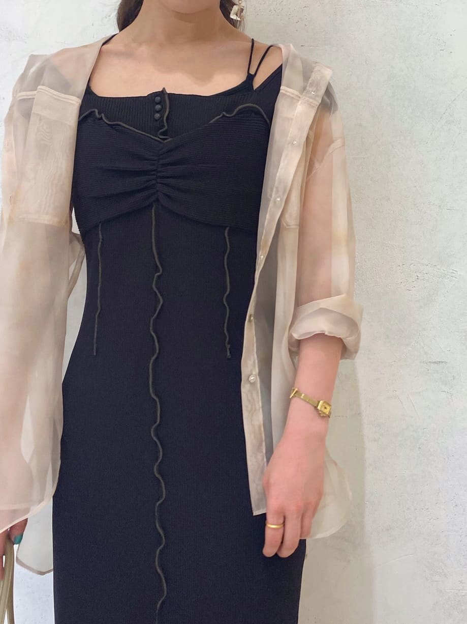 ブラウン系のサンダル、ブラック系のワンピース、ブラック系のキャミソールを着用したレディースの春コーディネートの6枚目の写真