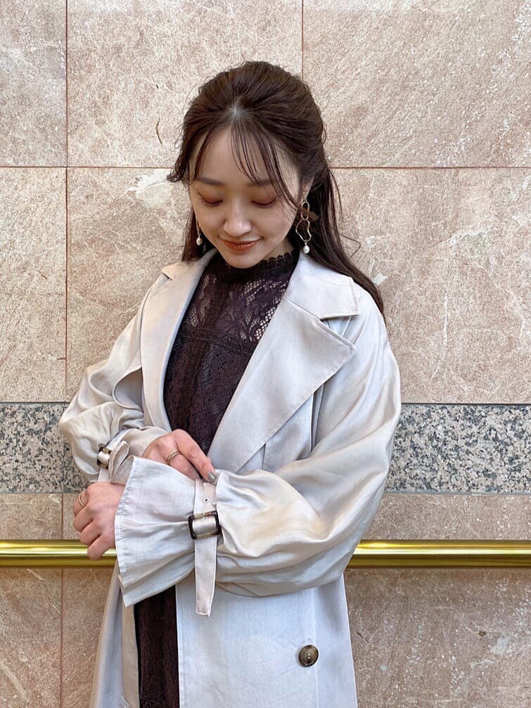 ベージュ系のパンプス、ブラック系のTシャツ/カットソー、ピンク系のその他アウターを着用したレディースの冬コーディネートの3枚目の写真