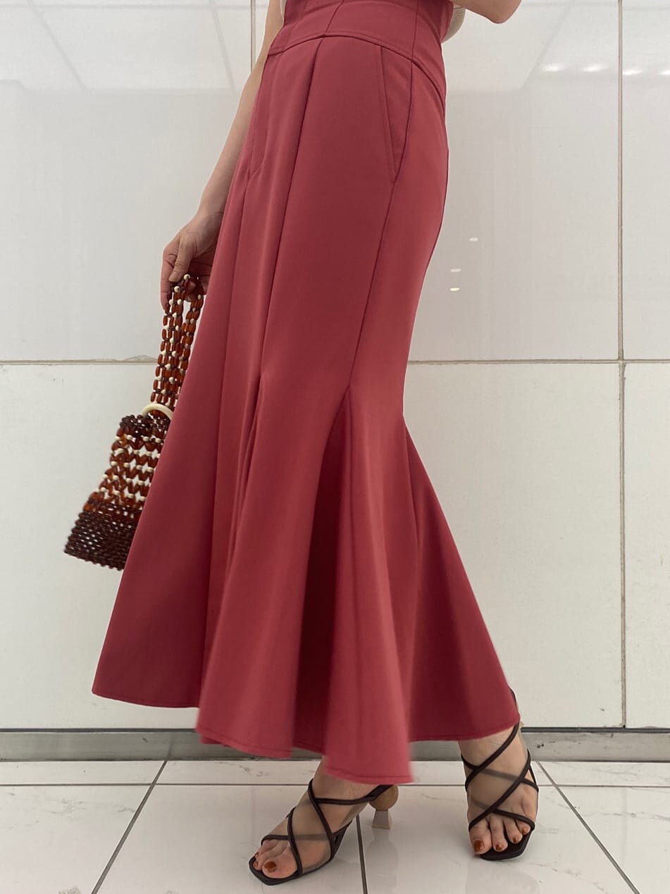 ベージュ系のTシャツ/カットソー、ベージュ系のニット/セーター、ブラウン系のサンダルを着用したレディースの夏コーディネートの8枚目の写真