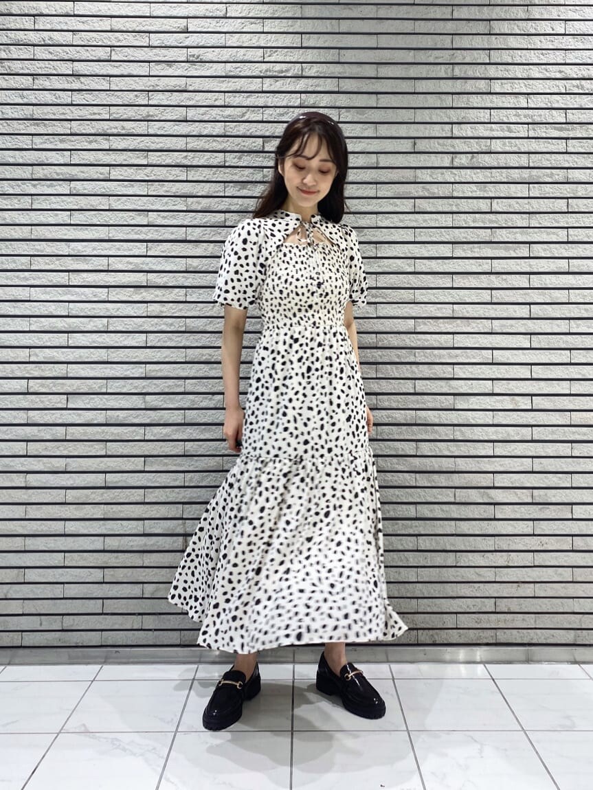 ブラウン系のローファー、ホワイト系のワンピースを着用したレディースの夏コーディネートの2枚目の写真