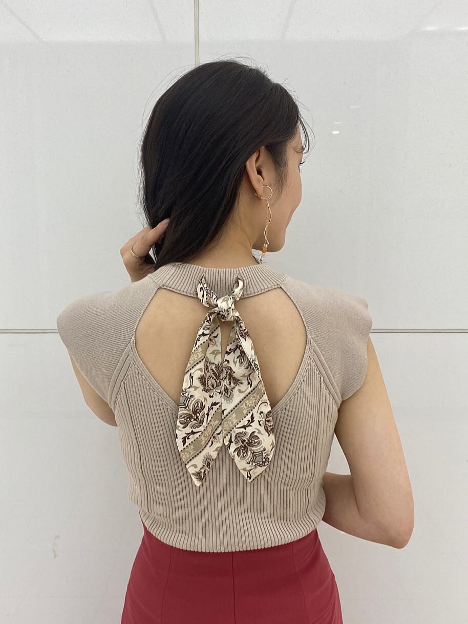 ベージュ系のTシャツ/カットソー、ベージュ系のニット/セーター、ブラウン系のサンダルを着用したレディースの夏コーディネートの6枚目の写真