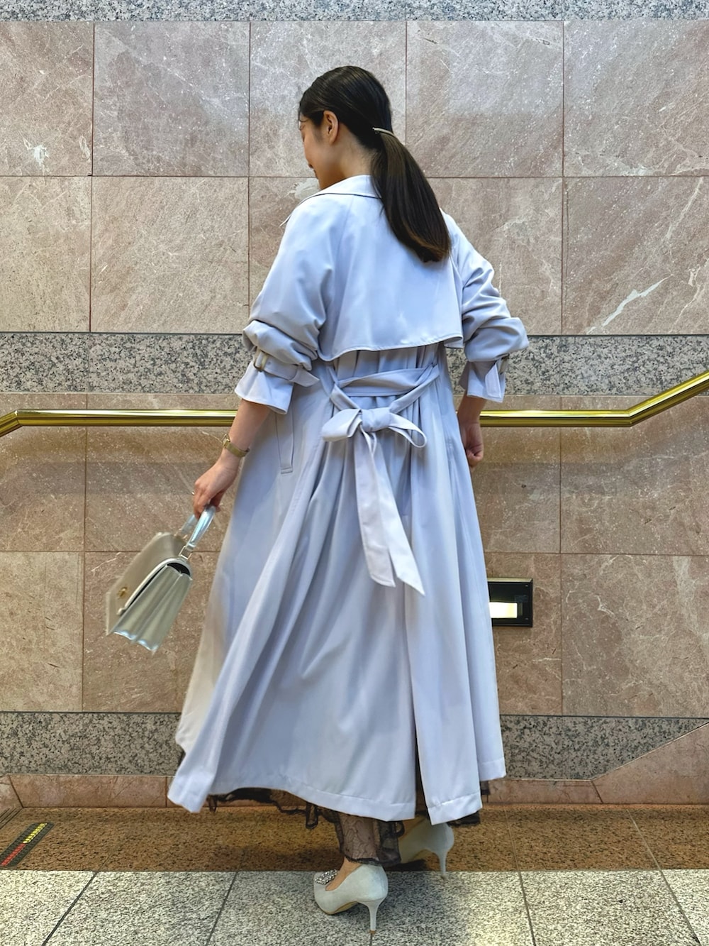 パープル系のスカート、パープル系のシャツ/ブラウス、シルバー系のハンドバッグを着用したレディースの冬コーディネートの5枚目の写真