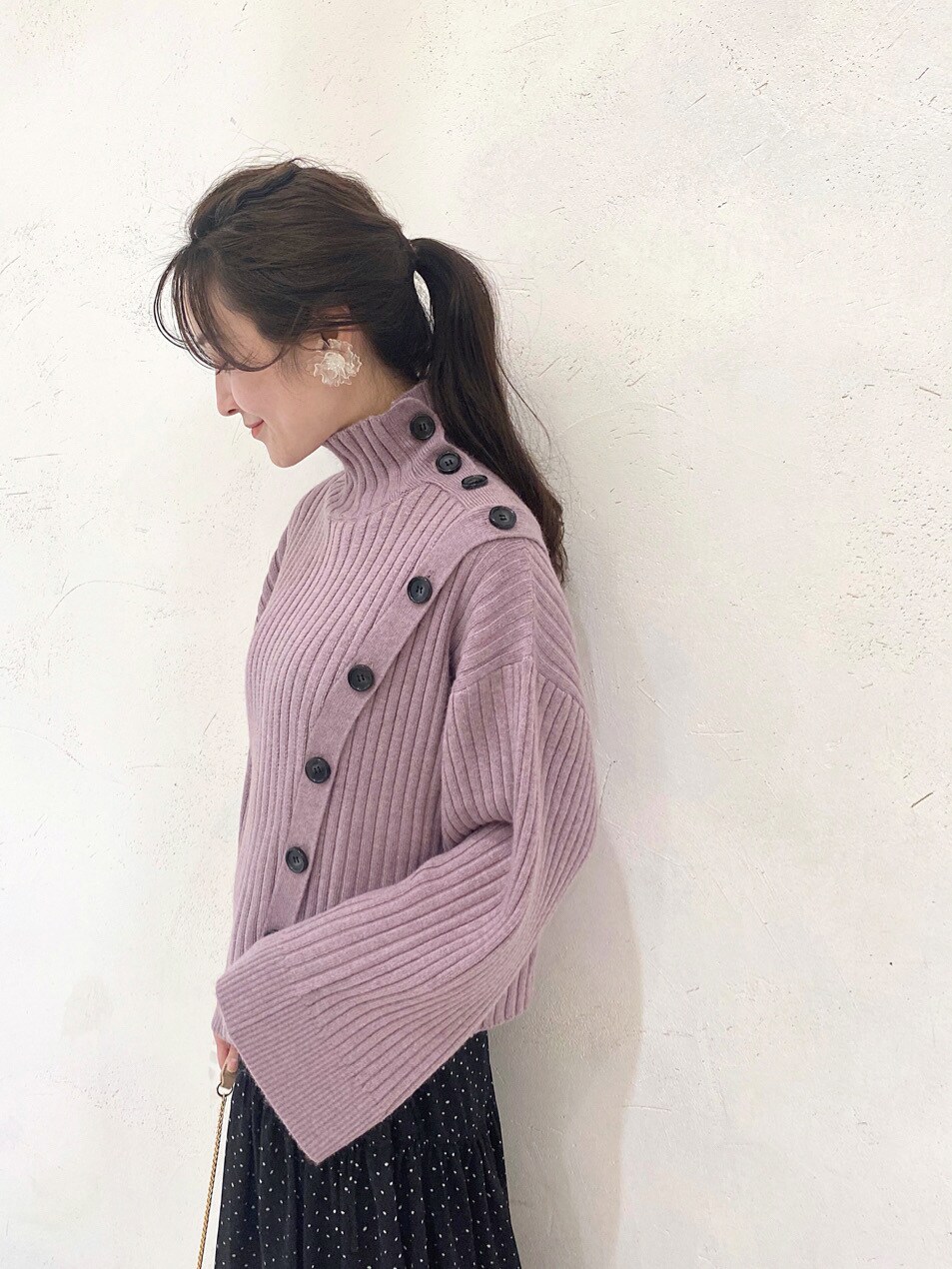 ブラック系のスカート、ブラック系のローファー、パープル系のニット/セーターを着用したレディースの冬コーディネートの6枚目の写真