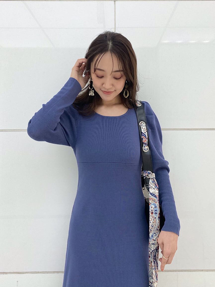 ブラック系のその他シューズ、ブラック系のブルゾン、パープル系のワンピースを着用したレディースの冬コーディネートの6枚目の写真