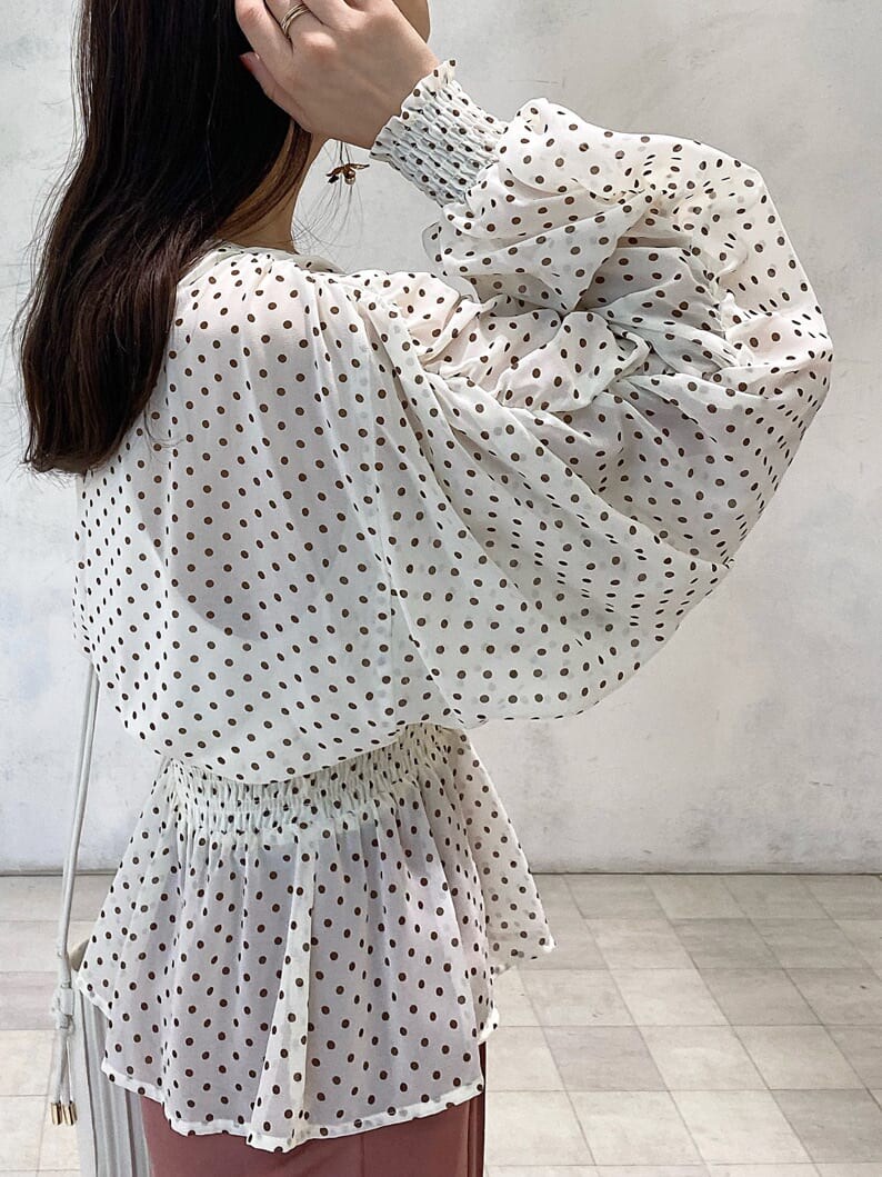 ホワイト系のその他シューズ、ホワイト系のハンドバッグ、ピンク系のその他パンツを着用したレディースの秋コーディネートの7枚目の写真