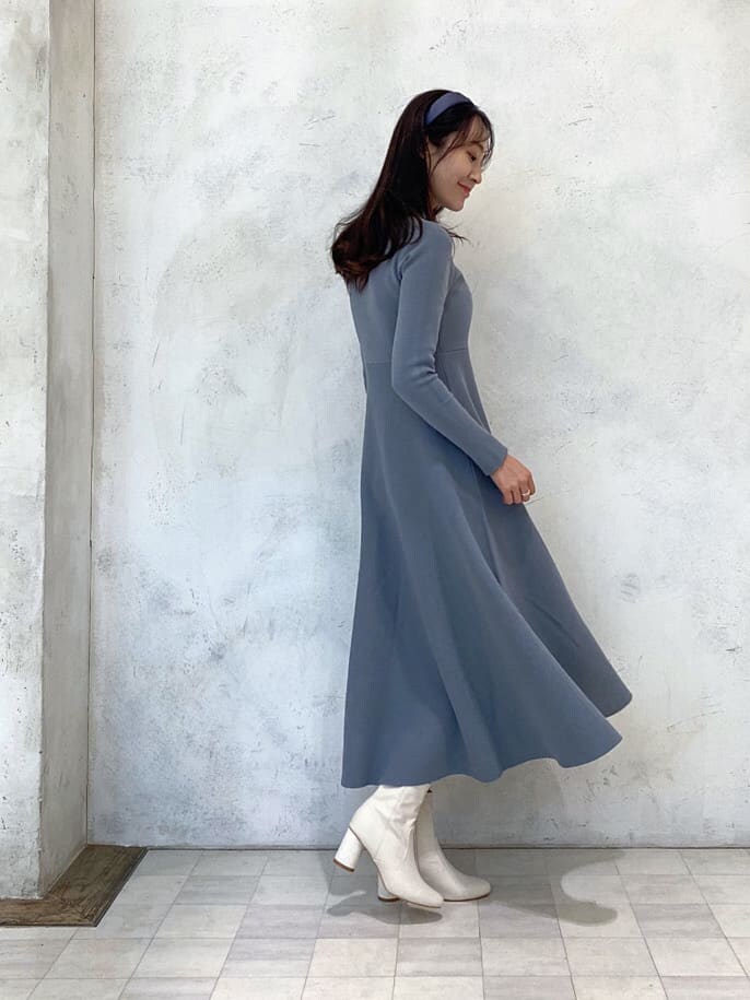 ホワイト系のその他シューズ、ベージュ系のハンドバッグ、ブルー系のワンピースを着用したレディースの秋コーディネートの3枚目の写真