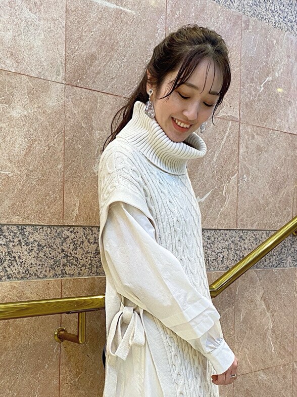 シルバー系のイヤリング、その他のストール/ショールを着用したレディースの冬コーディネートの5枚目の写真