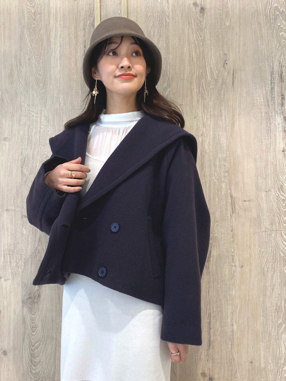 ベージュ系のブーツ、パープル系のその他アウター、ホワイト系のキャミソールを着用したレディースの冬コーディネートの5枚目の写真