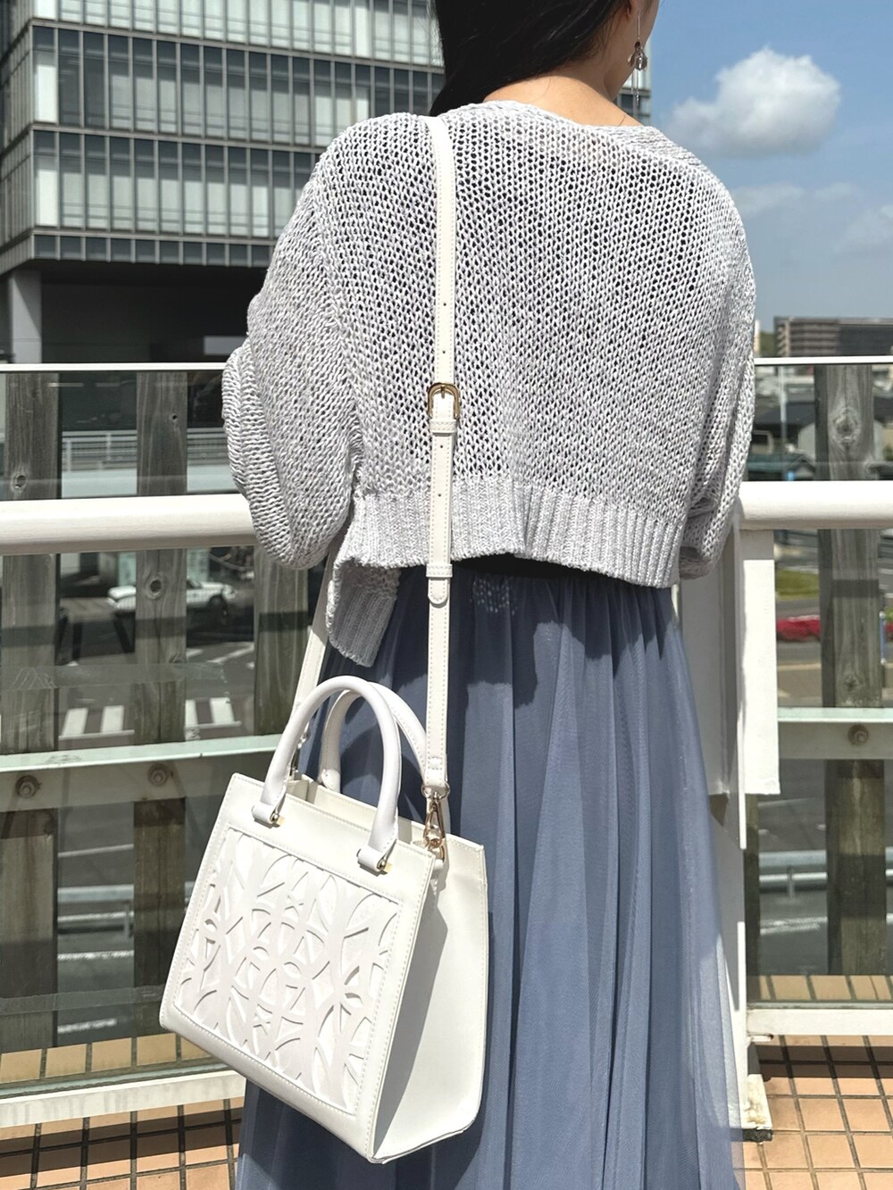 グレー系のカーディガン/ボレロ、ホワイト系のショルダーバッグ、ブルー系のワンピースを着用したレディースの春コーディネートの6枚目の写真