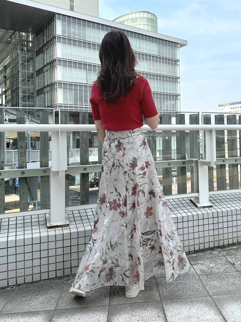 「 MERCURYDUO、マーキュリーデュオ(MERCURYDUO)、マーキュリーデュオ、赤コーデ、スニーカー 白、スニーカースタイル、スニーカー女子、大人フェミニン」｜「PUMAのPUMA×MERCURYDUO スウェードクラシック（スニーカー、グレー系）」を使った、村岡愛美さん（レディース・162cm）の春コーディネートの4枚目の写真