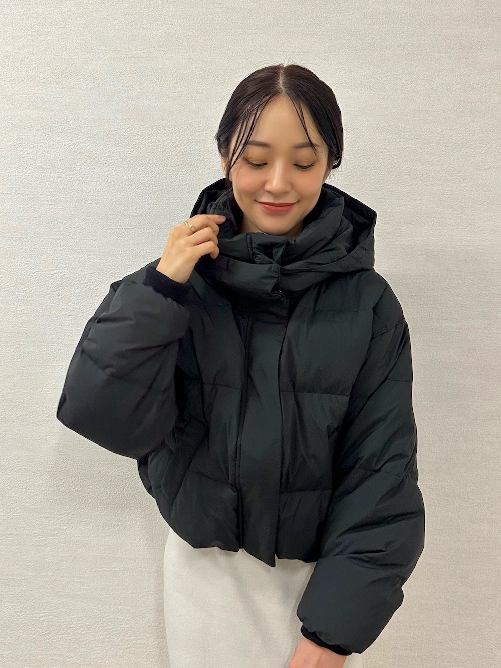 ブラック系のローファー、ホワイト系のワンピース、ブラック系のハンドバッグを着用したレディースの秋コーディネートの7枚目の写真