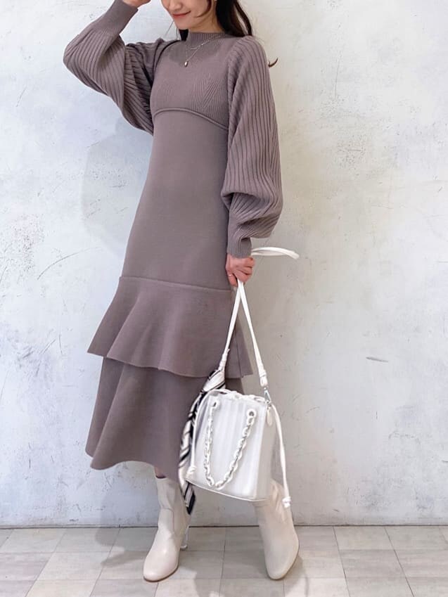 ホワイト系のその他シューズ、ピンク系のワンピース、ホワイト系のハンドバッグを着用したレディースの冬コーディネートの3枚目の写真