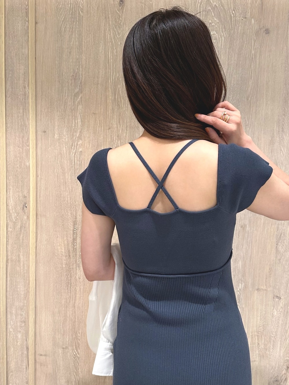 ブラウン系のサンダル、グレー系のワンピース、ホワイト系のシャツ/ブラウスを着用したレディースの夏コーディネートの9枚目の写真