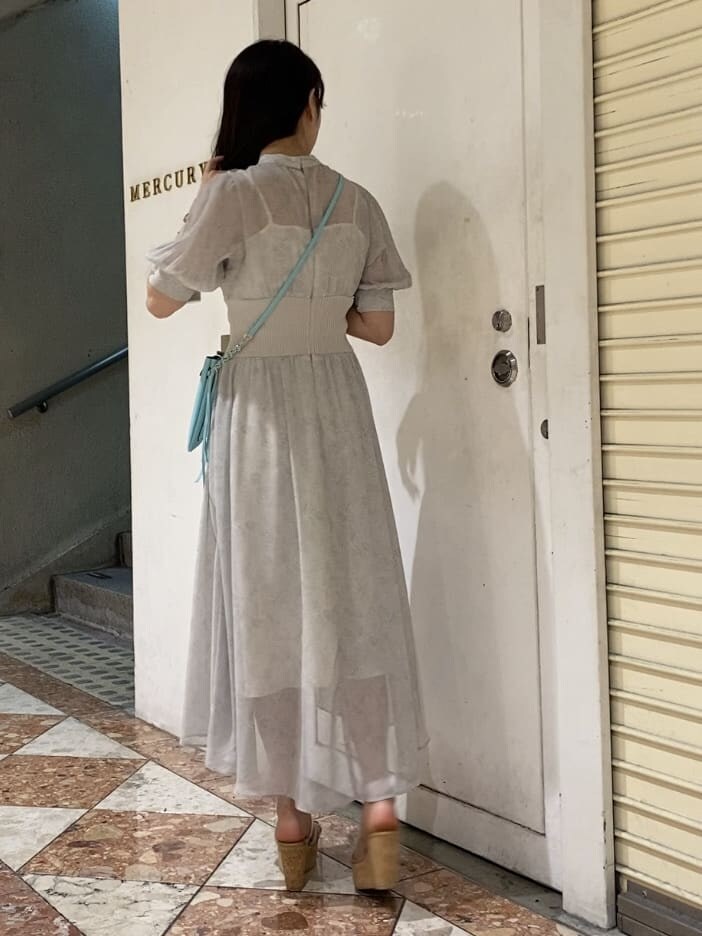 その他のサンダル、ホワイト系のワンピース、グリーン系のショルダーバッグを着用したレディースの夏コーディネートの3枚目の写真