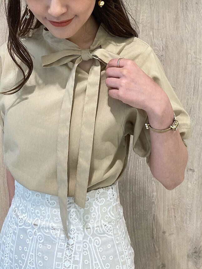 ホワイト系のスカート、ベージュ系のシャツ/ブラウス、ベージュ系のパンプスを着用したレディースの夏コーディネートの5枚目の写真