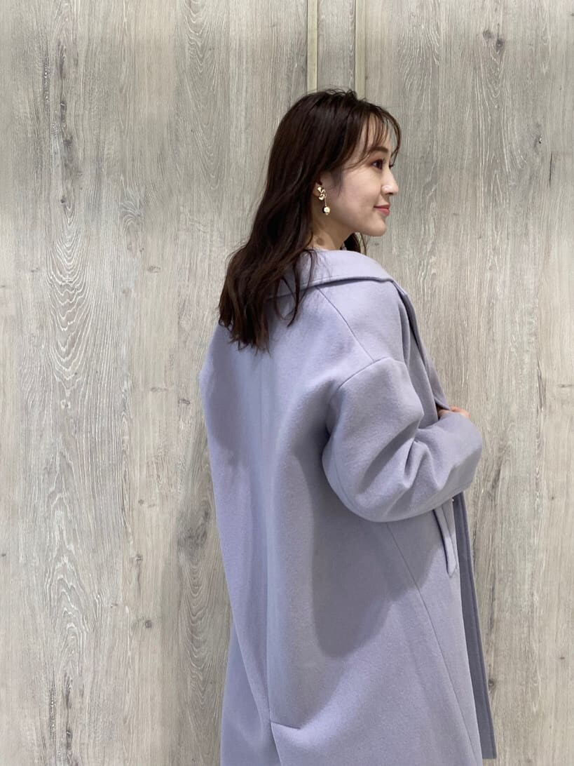 ホワイト系のその他シューズ、ピンク系のチェスターコート、ベージュ系のワンピースを着用したレディースの秋コーディネートの5枚目の写真