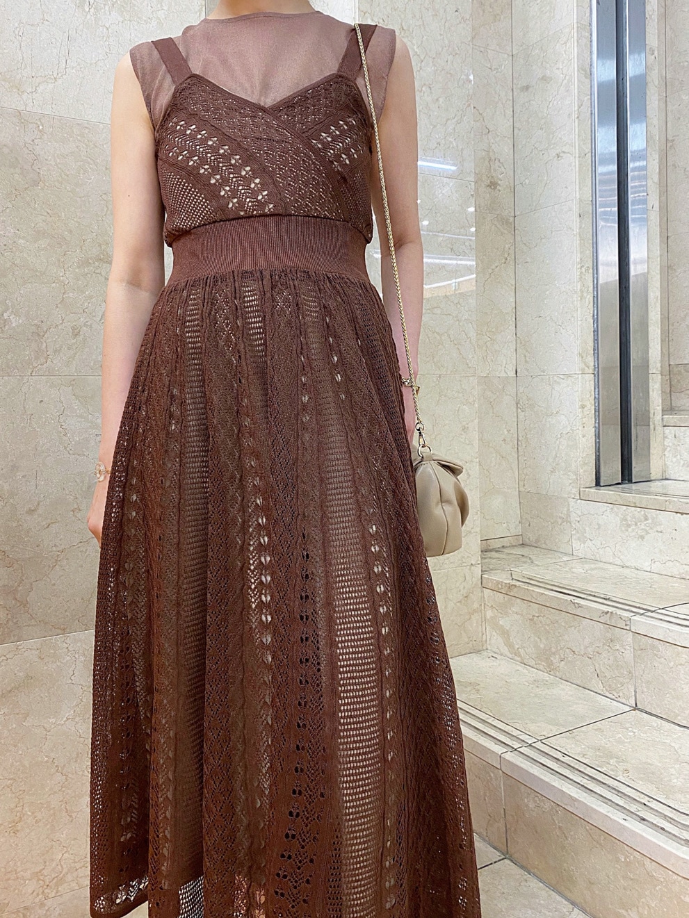 ベージュ系のキャミソール、ホワイト系のサンダル、ブラウン系のワンピースを着用したレディースの春コーディネートの5枚目の写真