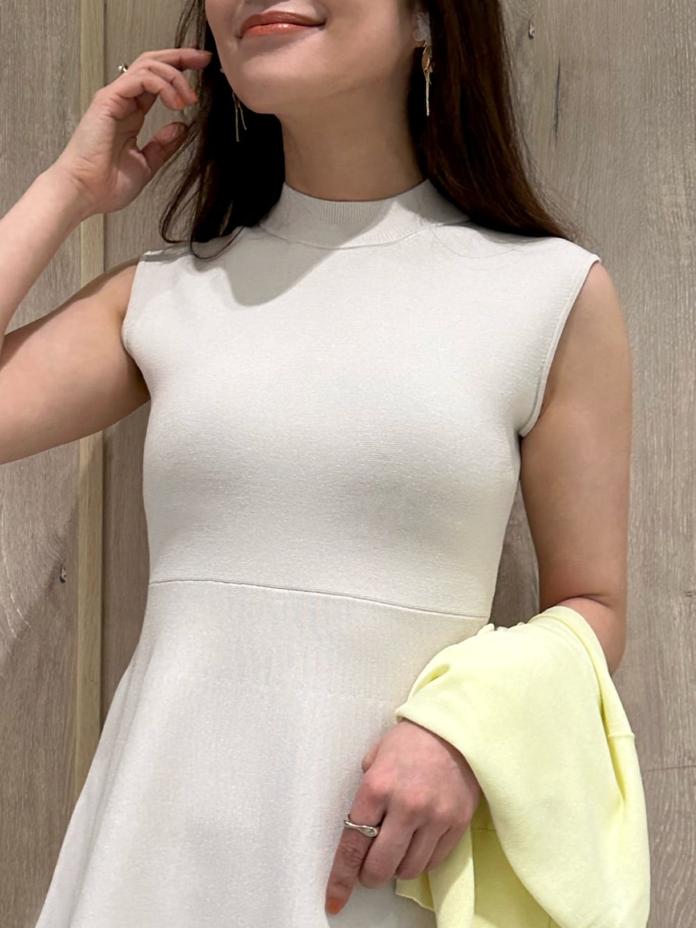 イエロー系のカーディガン/ボレロ、ホワイト系のワンピース、その他のサンダルを着用したレディースの春コーディネートの7枚目の写真