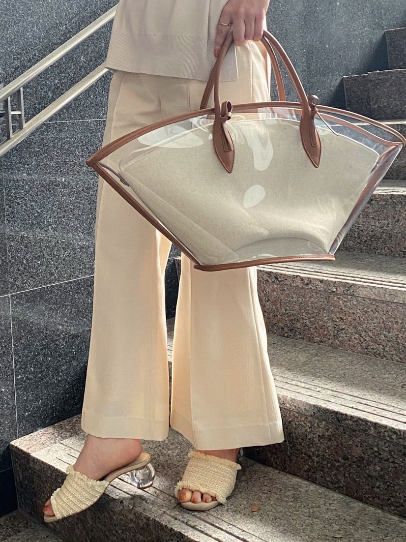 ブラウン系のトートバッグ、ホワイト系のその他パンツ、ホワイト系のワンピースを着用したレディースの春コーディネートの8枚目の写真