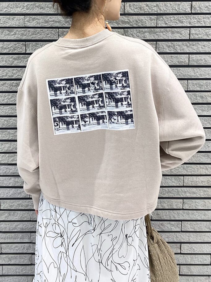 ベージュ系のハンドバッグ、ベージュ系のTシャツ/カットソー、ブルー系のワンピースを着用したレディースの秋コーディネートの9枚目の写真