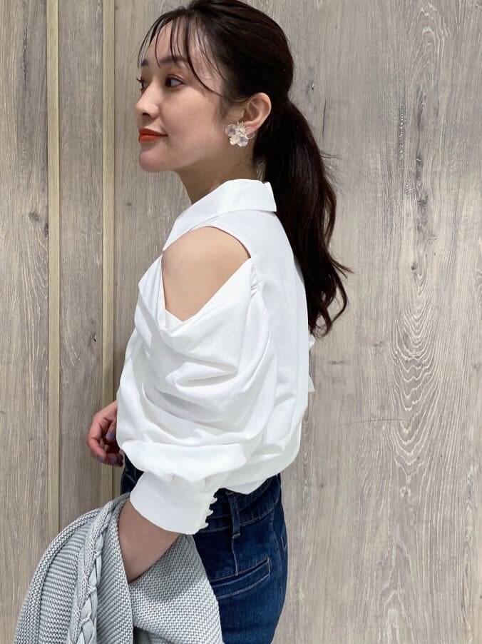 ブラック系のサンダル、ホワイト系のTシャツ/カットソー、ブルー系のデニムパンツを着用したレディースの夏コーディネートの9枚目の写真