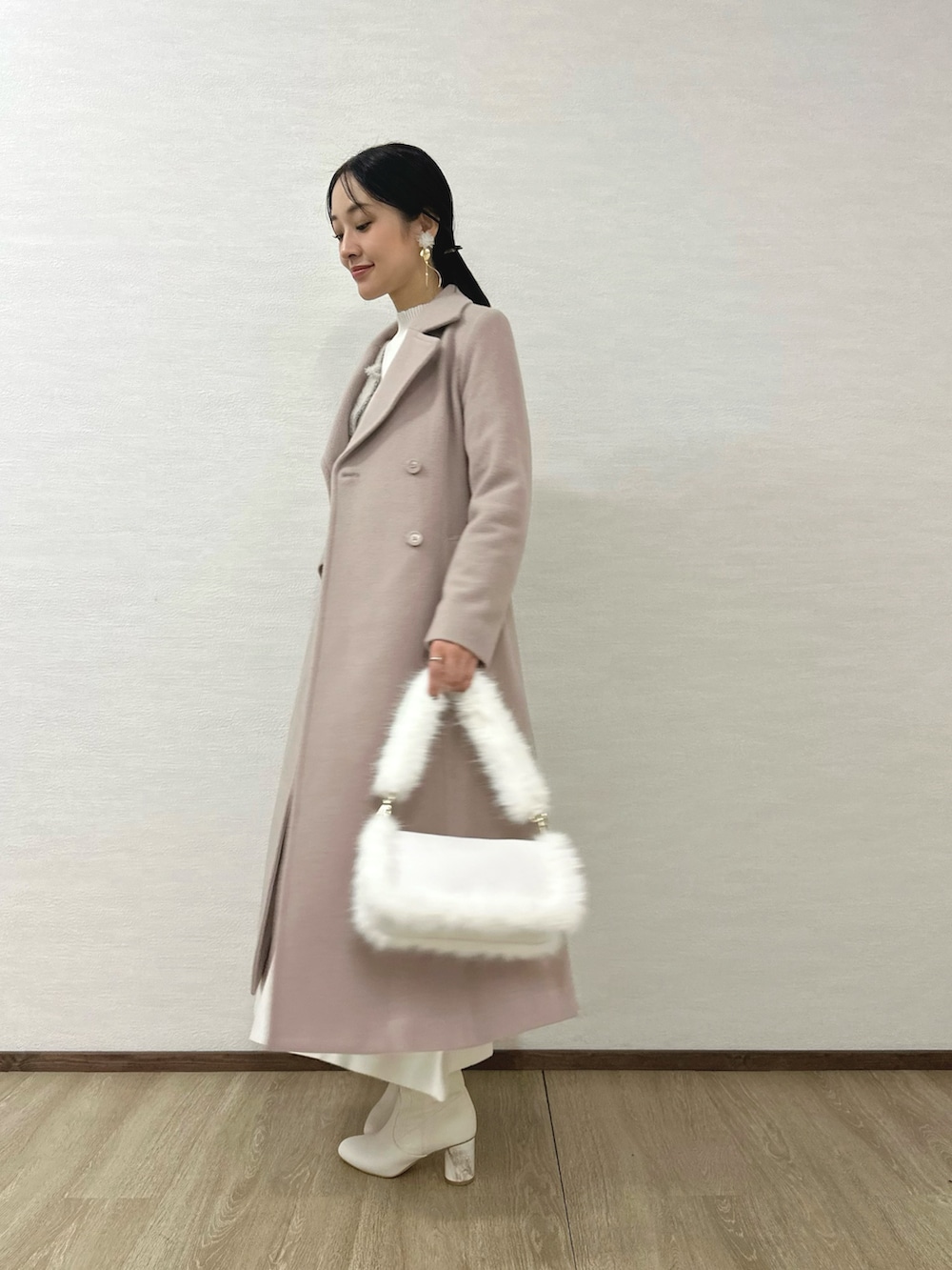 ホワイト系のブーツ、ベージュ系のその他アウター、ホワイト系のワンピースを着用したレディースの秋コーディネートの2枚目の写真