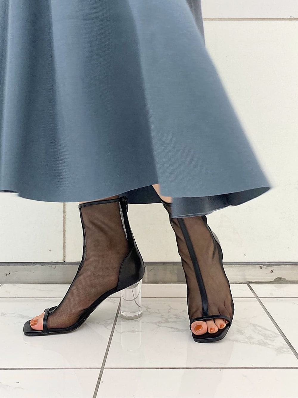 ブルー系のワンピース、ブラック系のその他シューズ、ブラック系のハンドバッグを着用したレディースの夏コーディネートの8枚目の写真