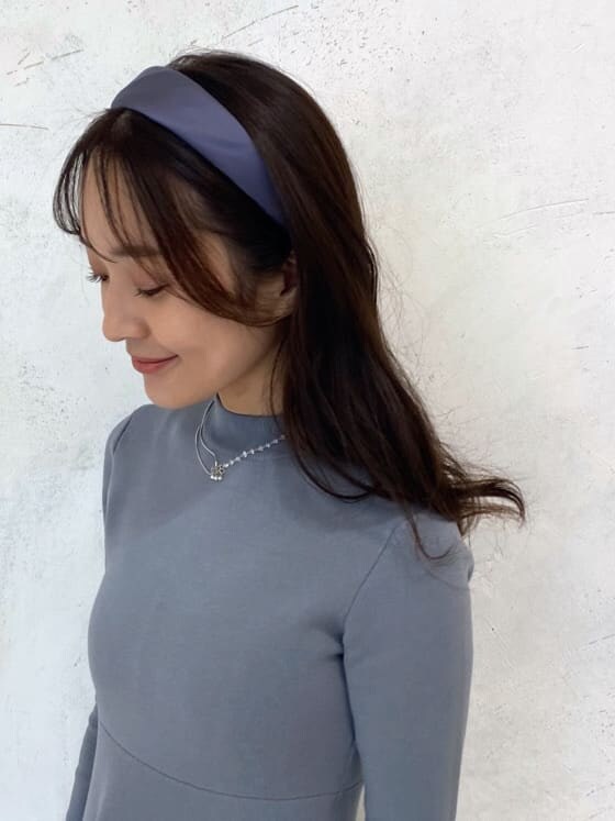 ホワイト系のその他シューズ、ベージュ系のハンドバッグ、ブルー系のワンピースを着用したレディースの秋コーディネートの9枚目の写真