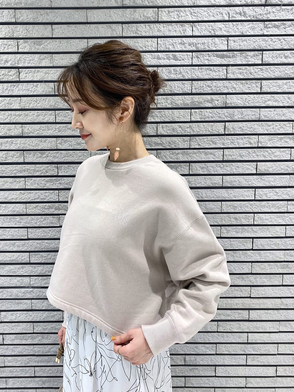 ベージュ系のハンドバッグ、ベージュ系のTシャツ/カットソー、ブルー系のワンピースを着用したレディースの秋コーディネートの8枚目の写真