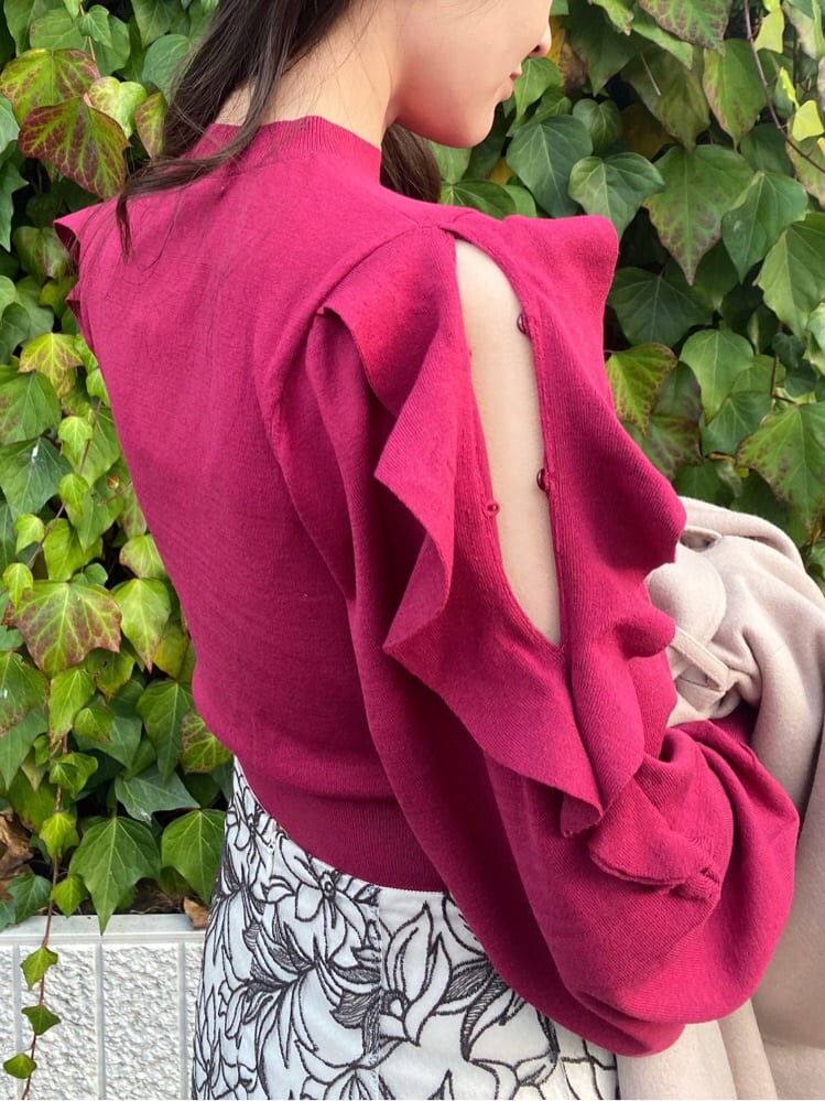 ブラウン系のその他シューズ、ベージュ系のステンカラーコート、レッド系のニット/セーターを着用したレディースの冬コーディネートの3枚目の写真