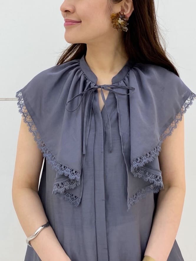 ブラック系のキャミソール、ブラック系のサンダル、ブラック系のショルダーバッグを着用したレディースの夏コーディネートの3枚目の写真