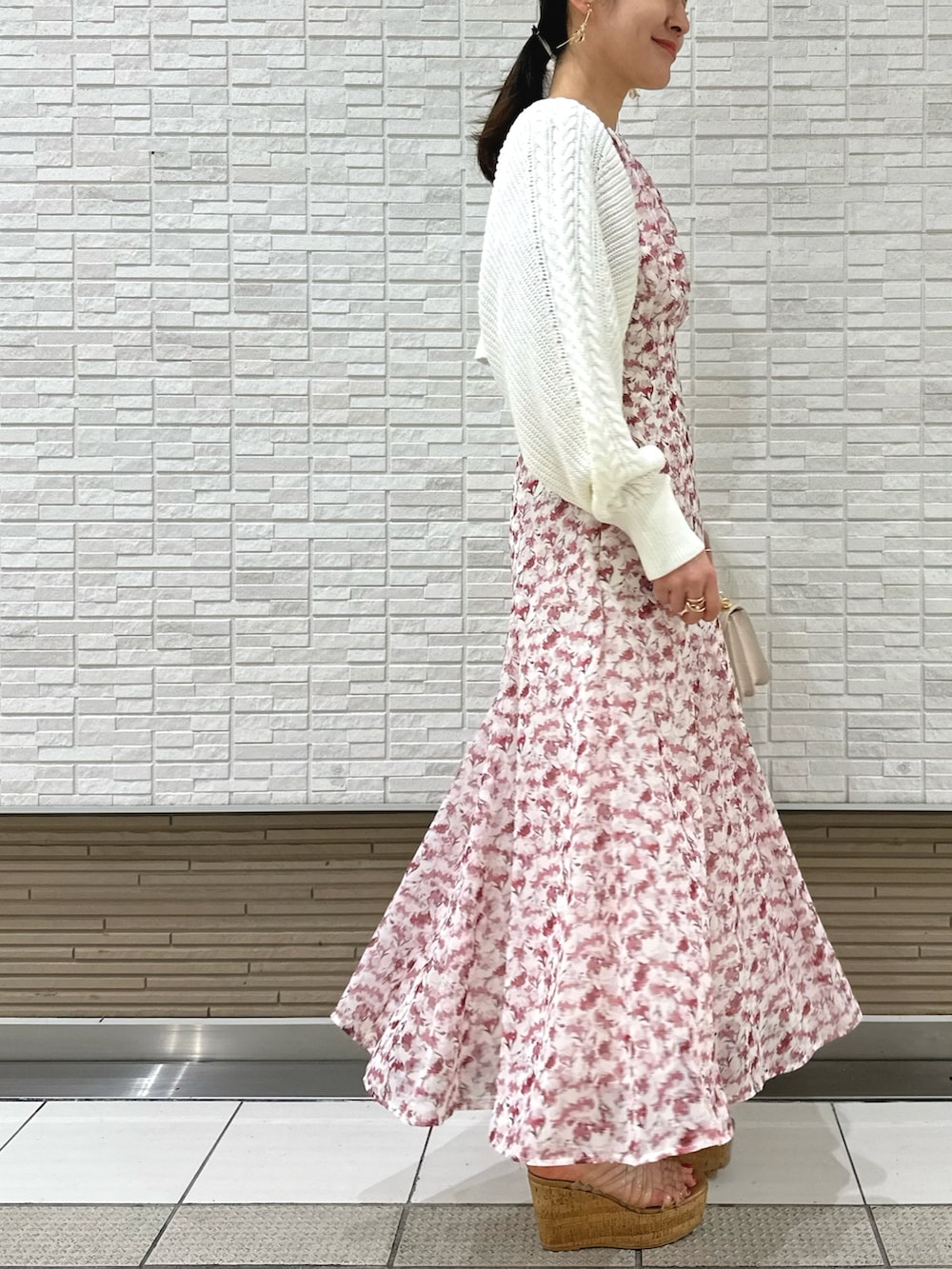 ホワイト系のカーディガン/ボレロ、ホワイト系のハンドバッグ、ピンク系のワンピースを着用したレディースの春コーディネートの3枚目の写真