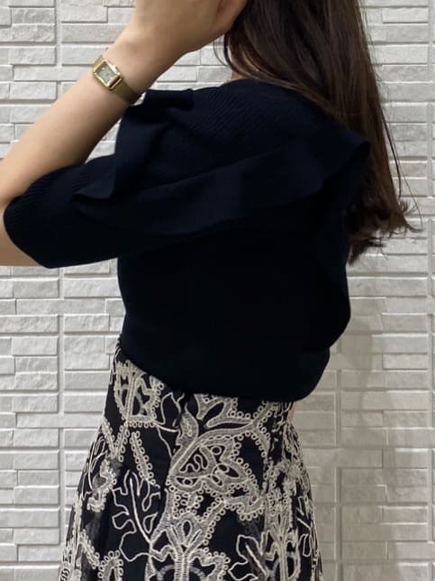 ベージュ系のキャミソール、ブラック系のニット/セーター、ブラック系のスカートを着用したレディースの夏コーディネートの6枚目の写真