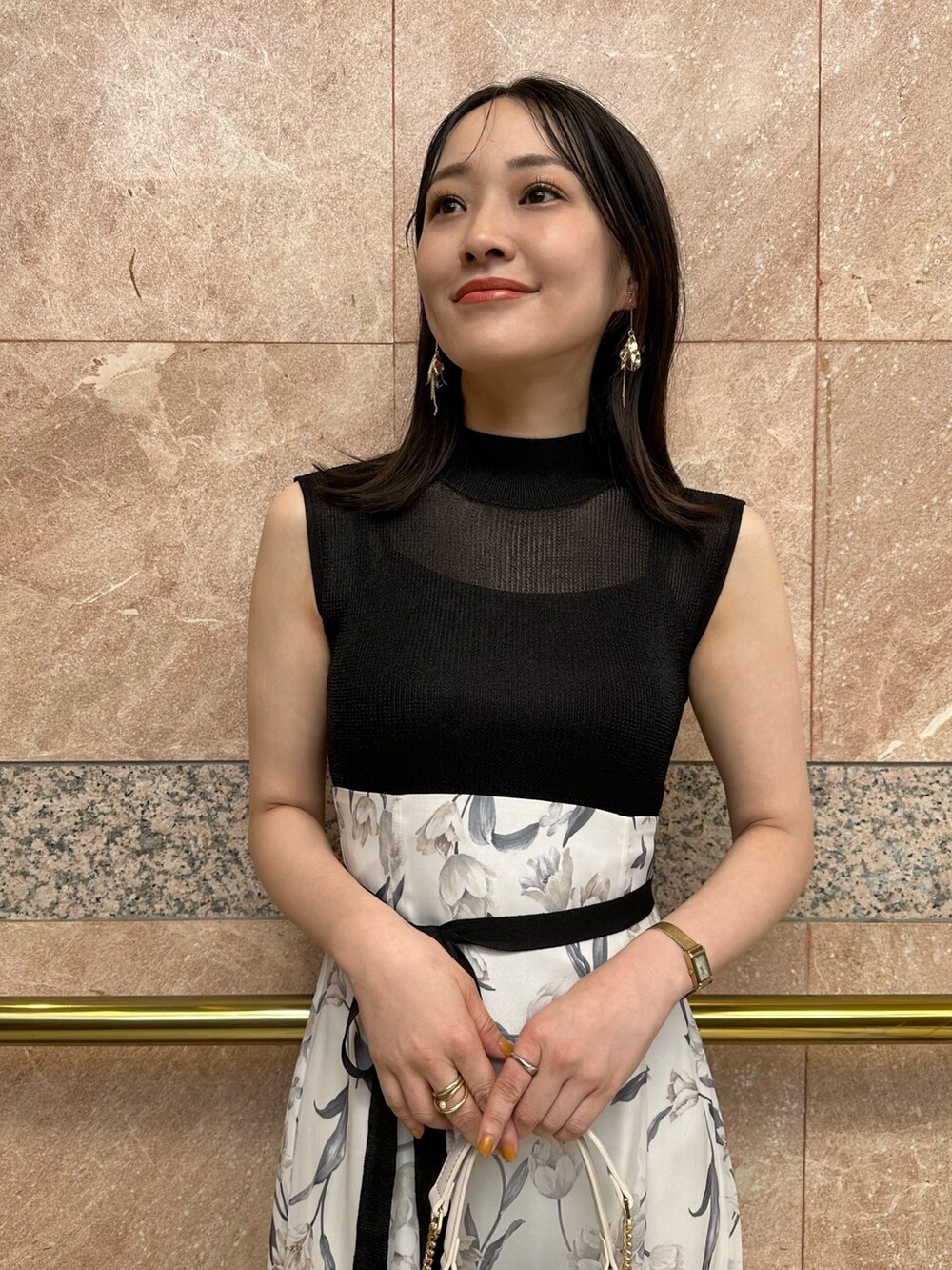 その他のサンダル、ピンク系のショルダーバッグ、ブラック系のワンピースを着用したレディースの春コーディネートの8枚目の写真